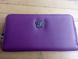 Monedero morado con detalle de Mariposa