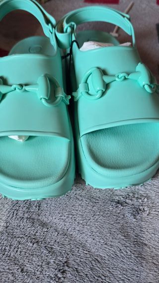 Sandalias Gucci de goma, nuevas a estrenar. T-40
