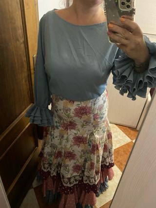 Falda y blusa flamenca