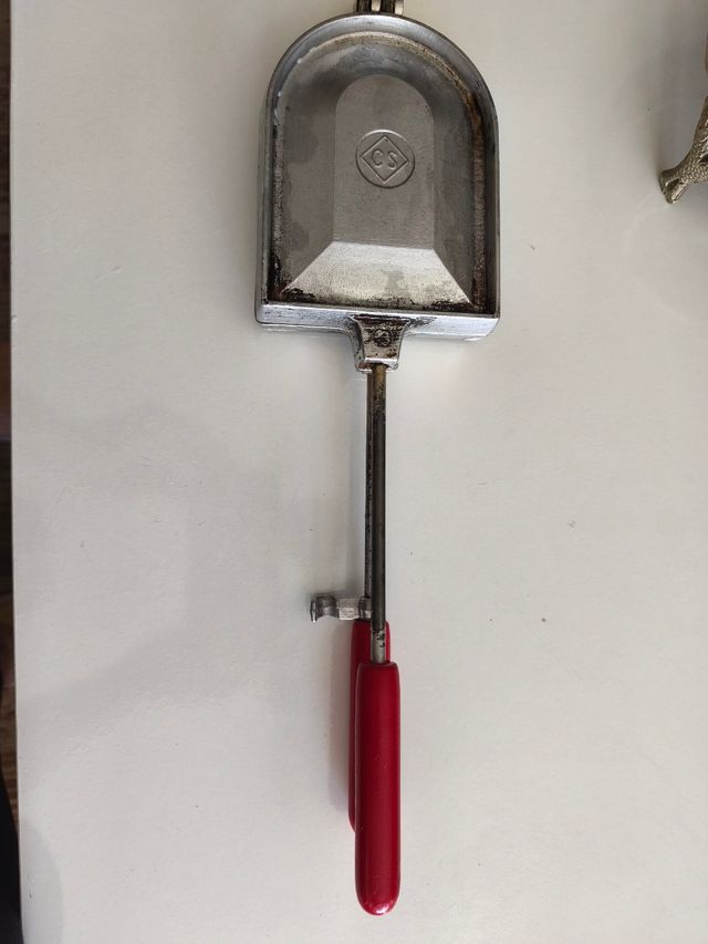 Sandwichera antigua de metal