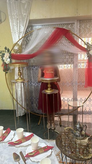 3 Mesas doradas y arco para eventos para alquiler