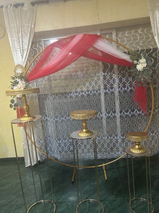 3 Mesas doradas y arco para eventos para alquiler