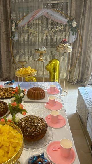 3 Mesas doradas y arco para eventos para alquiler