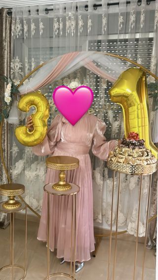 3 Mesas doradas y arco para eventos para alquiler