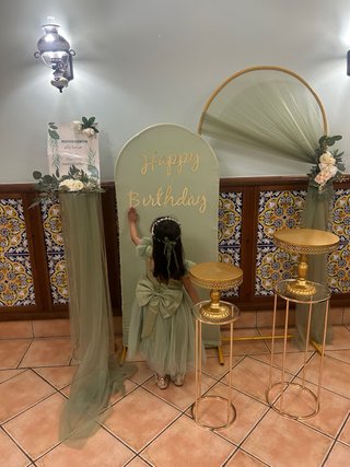3 Mesas doradas  y arco para eventos para alquiler