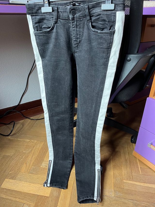 Jeans negros con raya blanca