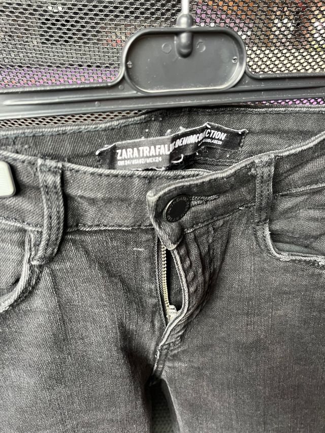 Jeans negros con raya blanca