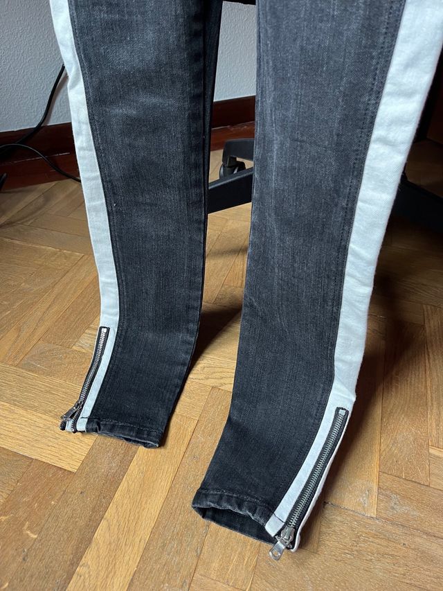 Jeans negros con raya blanca