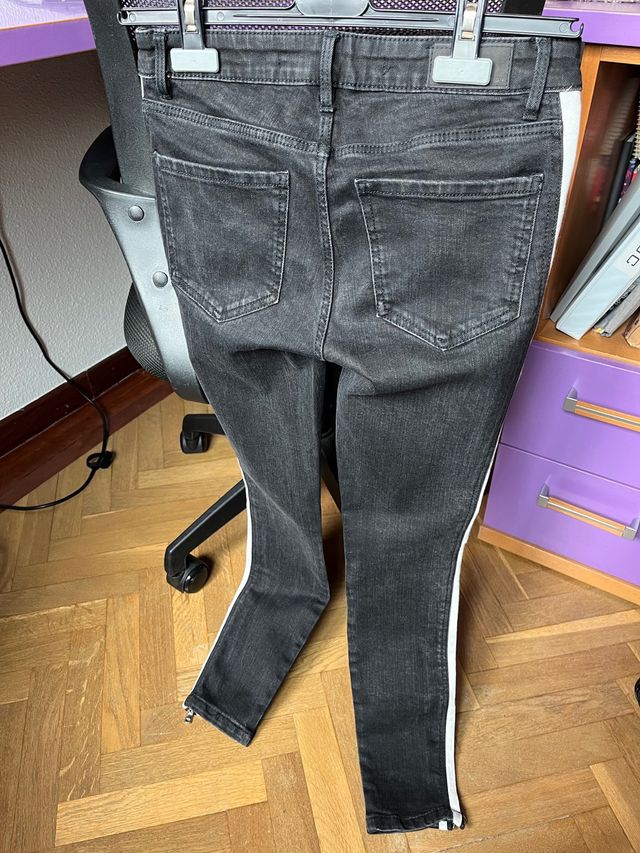 Jeans negros con raya blanca
