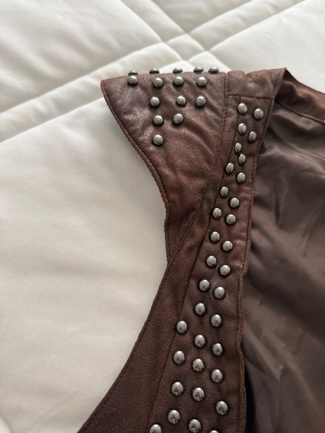 Chaleco marrón Sfera c/tachuelas - Talla S