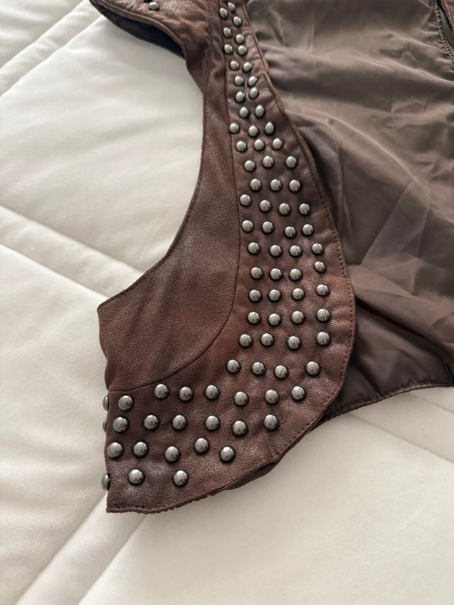Chaleco marrón Sfera c/tachuelas - Talla S