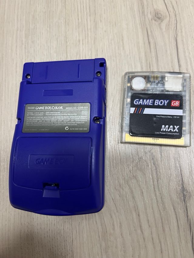 Game Boy Color viola con Everdrive