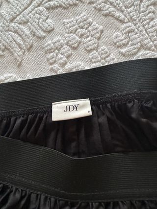 Falda plisada midi JDY negra