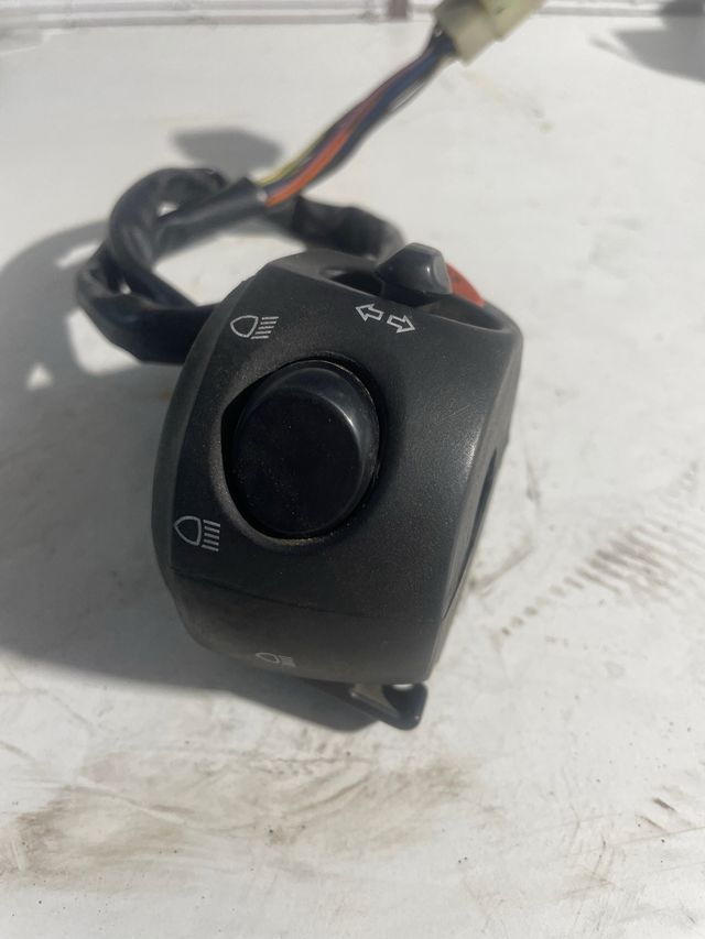 Piña mandos luces Peugeot Satelis 125