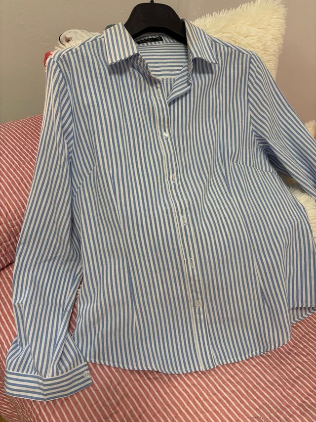 Camisa a rayas azul y blanca