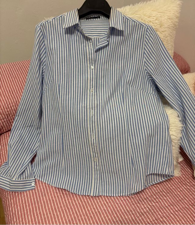 Camisa a rayas azul y blanca