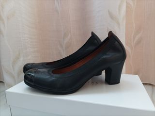 Salones Hispanitas negros, talla 37