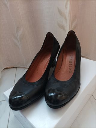 Salones Hispanitas negros, talla 37