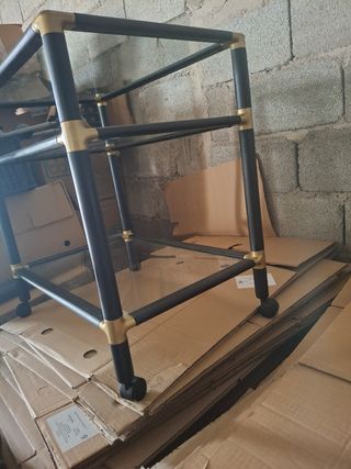Mesa auxiliar negra y dorada