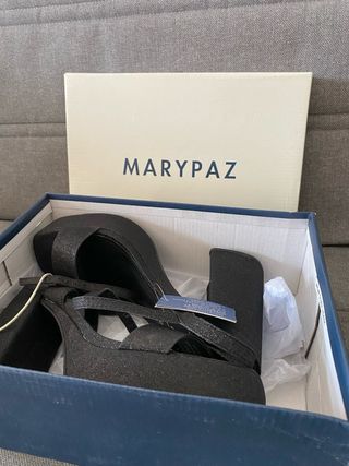 Tacones MARYPAZ negros con purpurina.
