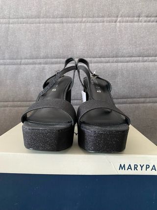 Tacones MARYPAZ negros con purpurina.