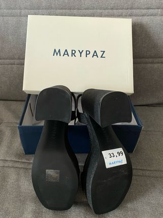 Tacones MARYPAZ negros con purpurina.