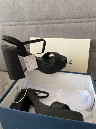 Tacones MARYPAZ negros con purpurina.
