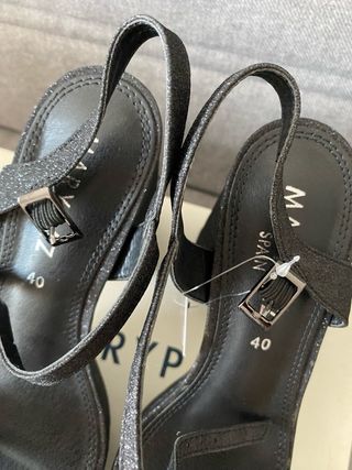 Tacones MARYPAZ negros con purpurina.