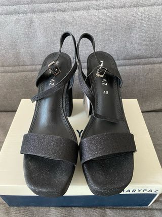 Tacones MARYPAZ negros con purpurina.