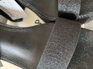 Tacones MARYPAZ negros con purpurina.
