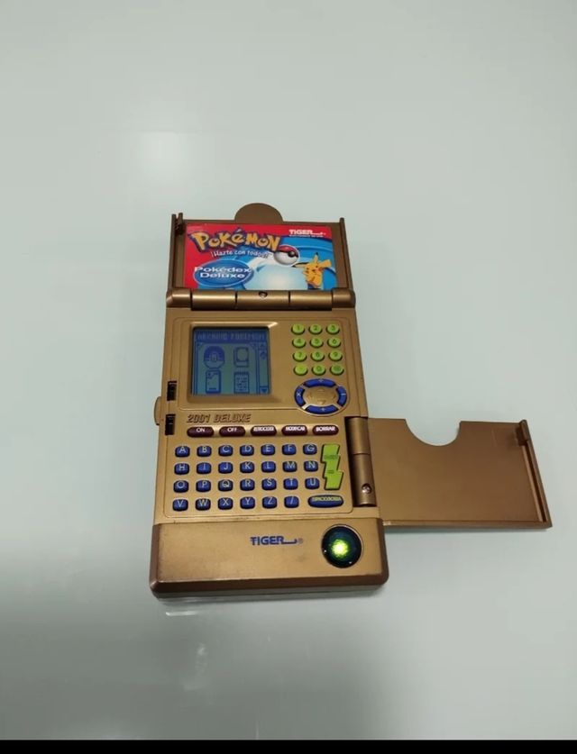 Pokédex Deluxe Tiger: Consola Dorada