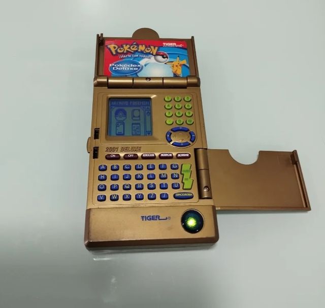 Pokédex Deluxe Tiger: Consola Dorada