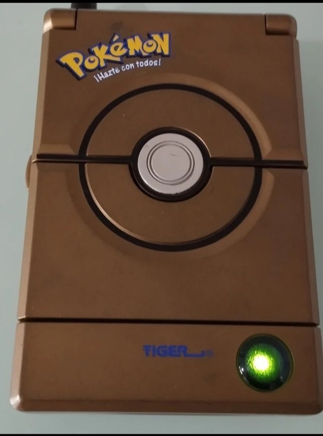 Pokédex Deluxe Tiger: Consola Dorada