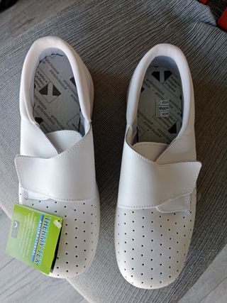 Zuecos Sanitarios Blancos - Talla 41