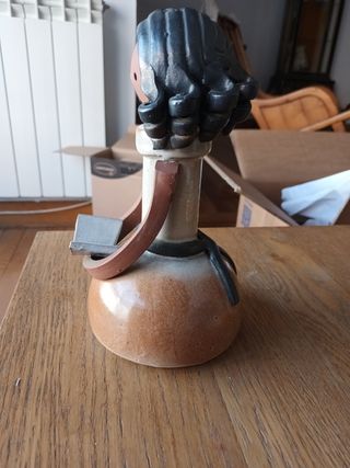 Muñeca cerámica leyendo