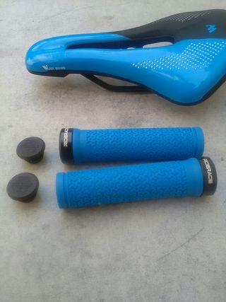 SILLÍN DE GEL Y PUÑOS AZULES EN OFERTA.