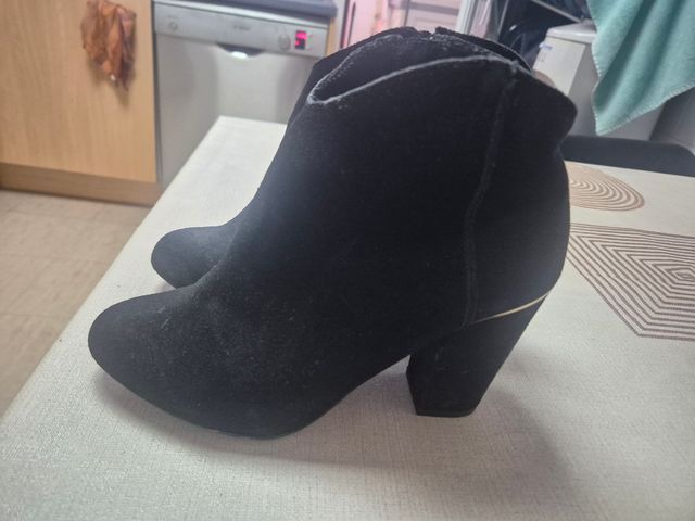 Botines negros de ante