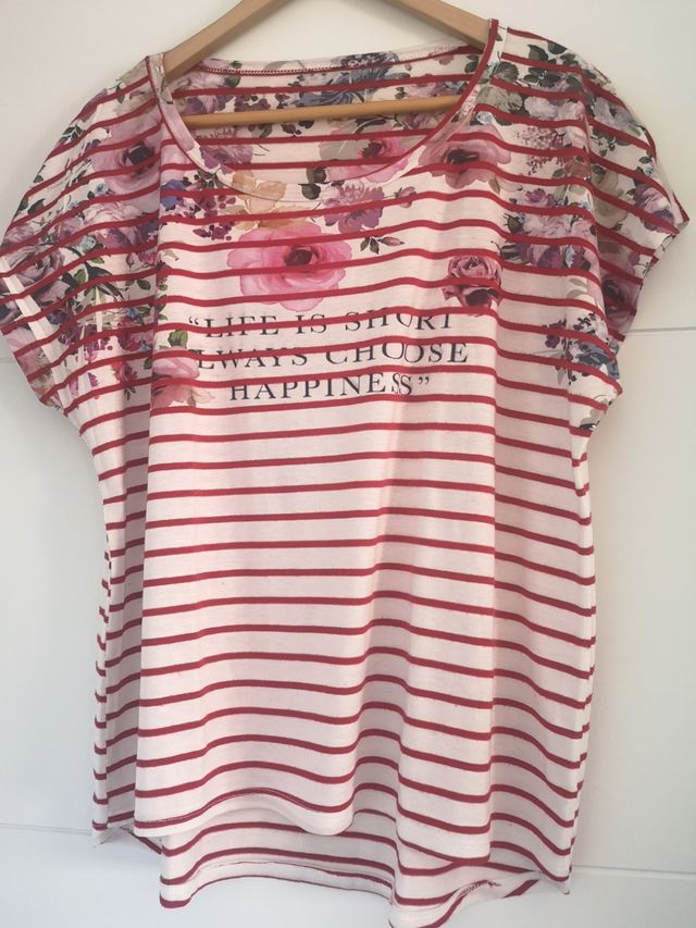 Camiseta de rayas blanco y rojo. 