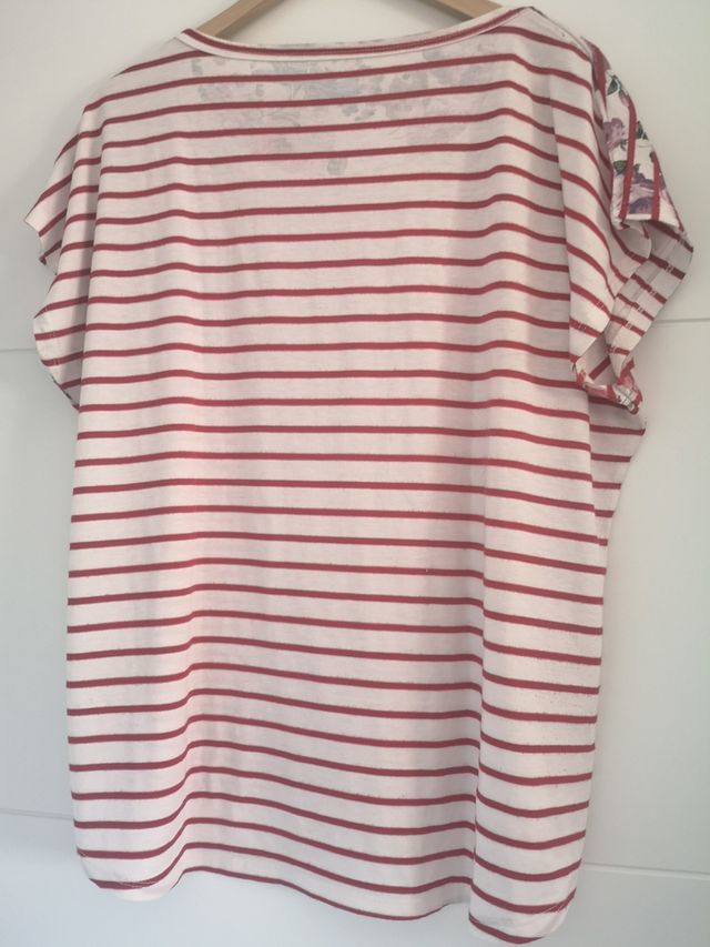Camiseta de rayas blanco y rojo. 