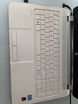 HP Pavilion: Portátil blanco plata