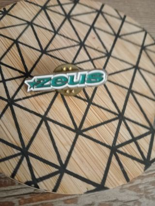 Pin INSIGNIA DE ZEUS
