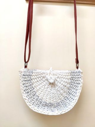 Bolso rafia blanco y gris.