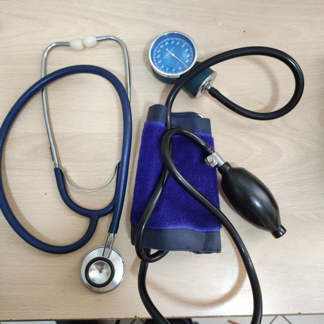 Tensiómetro y estetoscopio