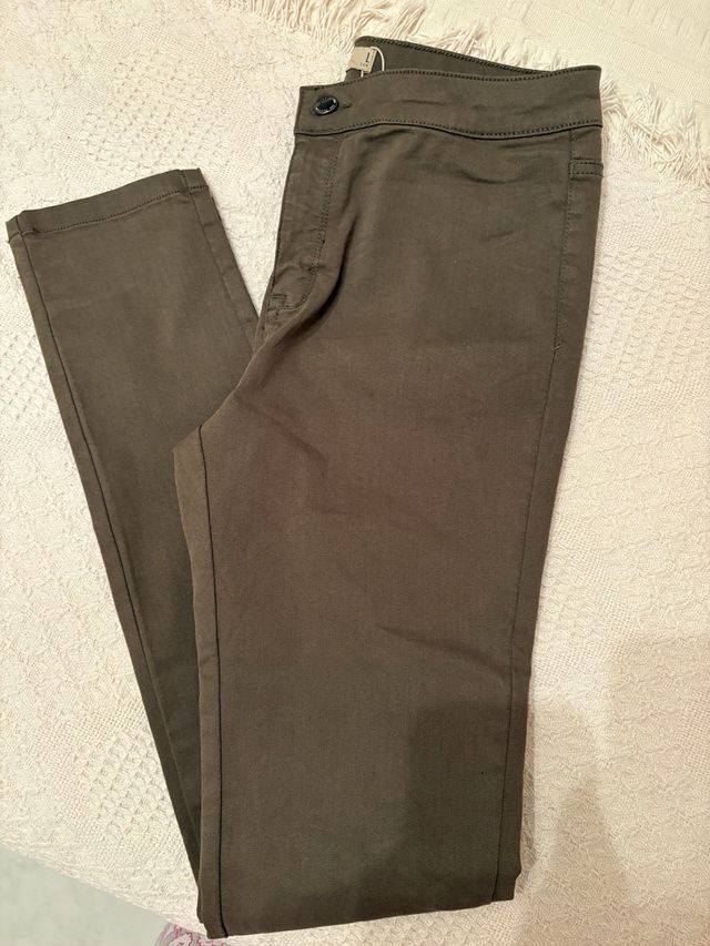 Pantalones pitillo verde oliva -