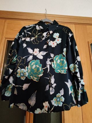 Blusa Zara flores - negra multicolor