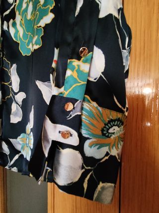 Blusa Zara flores - negra multicolor