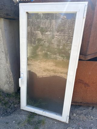 Ventana aluminio blanca 1 hoja oscilobatiente 
