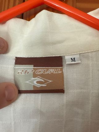 Camisa Rip Curl beige y blanca