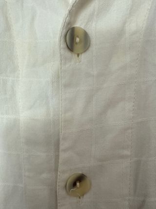 Camisa Rip Curl beige y blanca