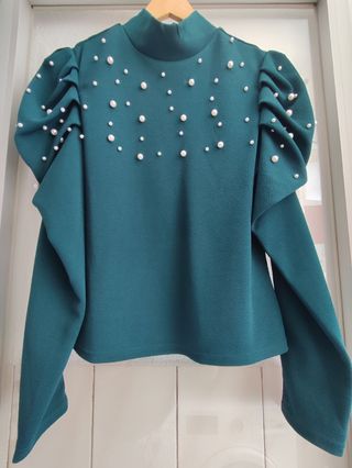 Blusa verde con perlas